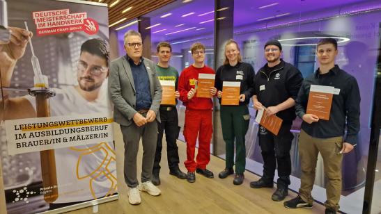 Die Teilnehmer der Deutschen Meisterschaft im Brauer und Mälzer-Handwerk 2024 (v.r.): Joshua Keck, Jonathan Röhrs, Lara-Marleen Jürgens, Johannes Hartmann (Bundessieger 2024), Maximilian Pfister mit Stefan Stang, Private Brauereien Bayern e.V.  (Foto: Private Brauereien) 